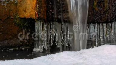 冬天冰冻喷泉上的冰柱